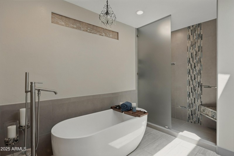 PRIMARY W/SOAKING TUB