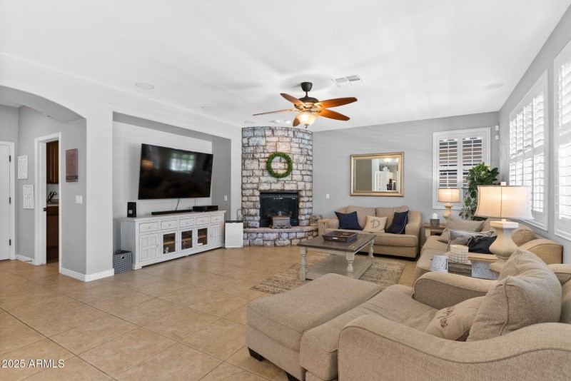 18-web-or-mls-14 - Living