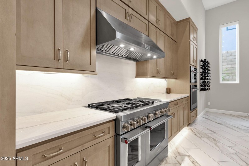 018_KitchenAid 6 Burner Stove