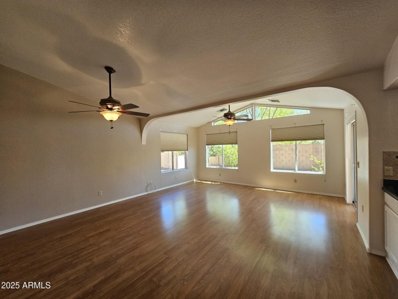 4a Greatroom view from front living-dini