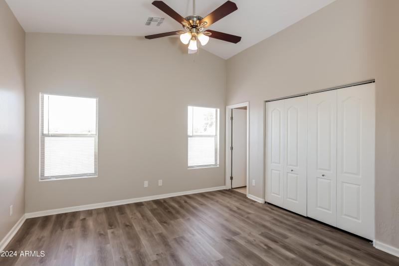 008-photo-primary-bedroom-11247331