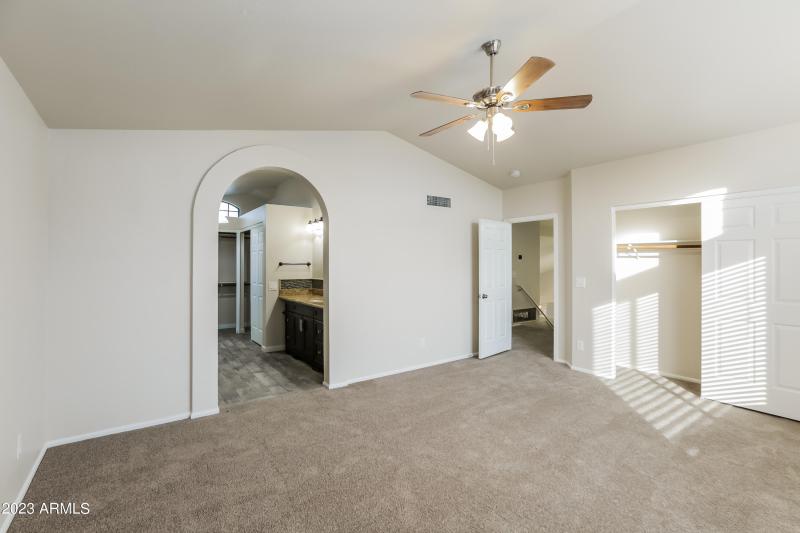 023-photo-primary-bedroom-13364417