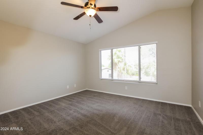 009-photo-master-bedroom-7602744