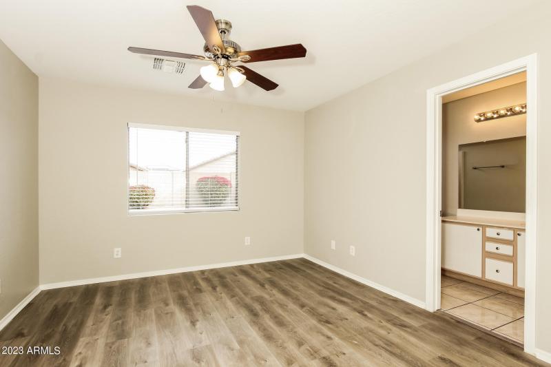 007-photo-primary-bedroom-10154929