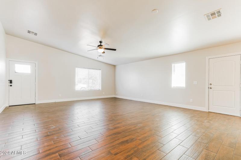 019-photo-dining-room-13526071