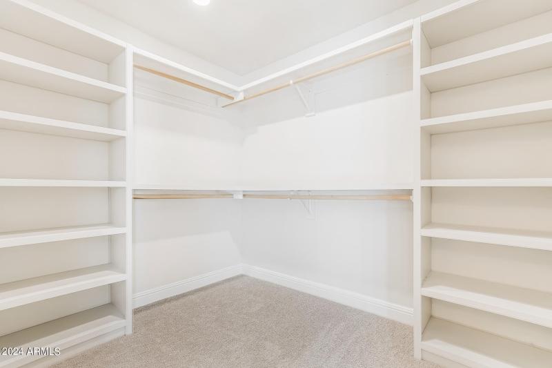 026-photo-walk-in-closet-13526069