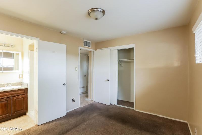 008-photo-bedroom-10941702