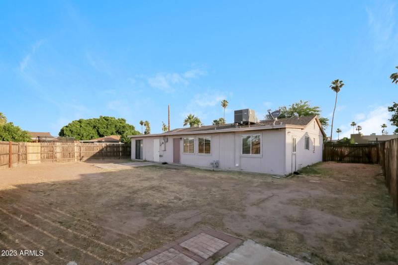 013-photo-rear-view-10941720