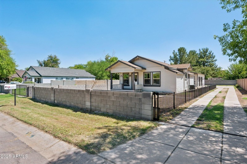4-web-or-mls-2221-w-hayward-ave