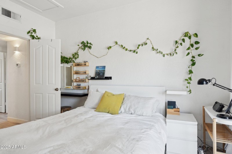 14-web-or-mls-2221-w-hayward-ave