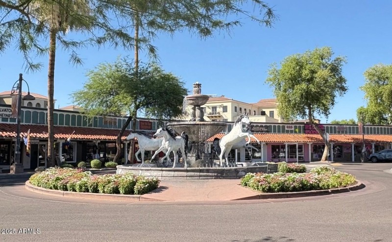 Fifth Avenue Shops and Galleries