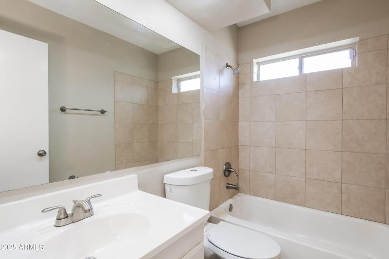 013-photo-bathroom-14730068
