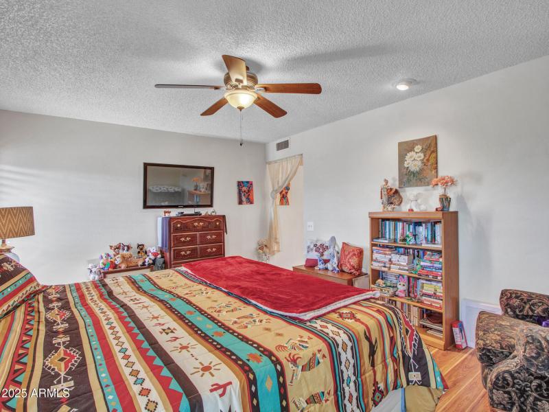 07-Primary bedroom (2)