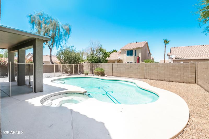 015-photo-rear-view-9186755