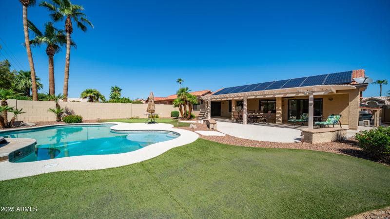 Large Backyard to entertain