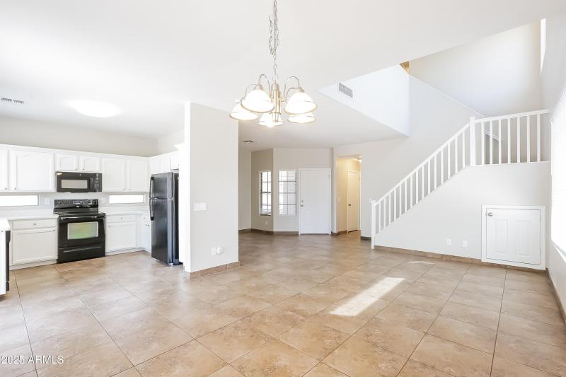 006-photo-dining-room-9413106