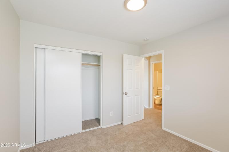 012-photo-bedroom-9413100