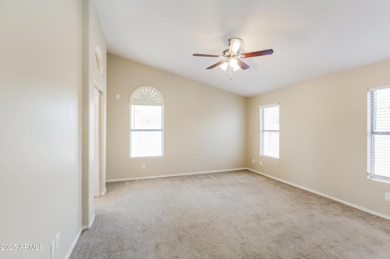 024-photo-primary-bedroom-12964030