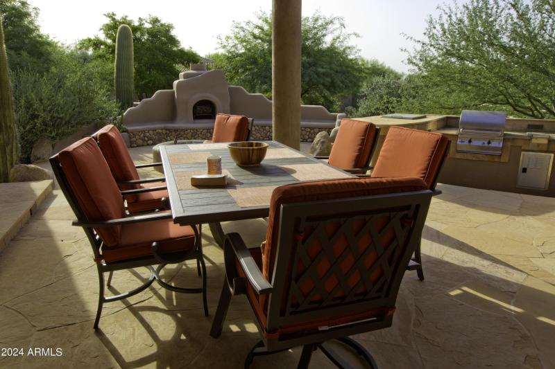 Outdoor patio w/fireplace