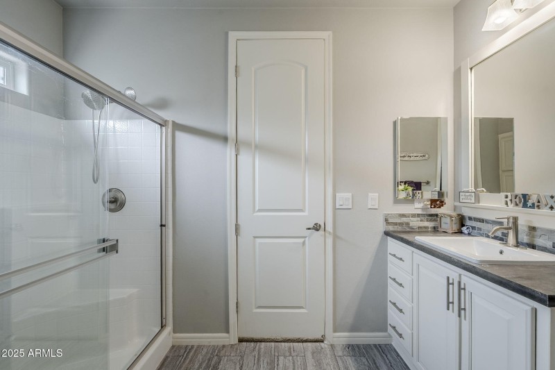 Walkin Shower & Walkin closet