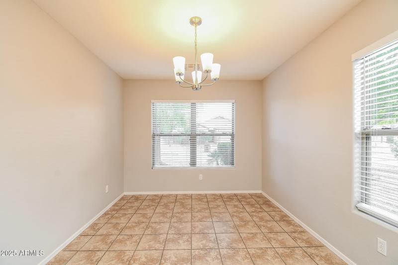 006-photo-dining-room-14731416