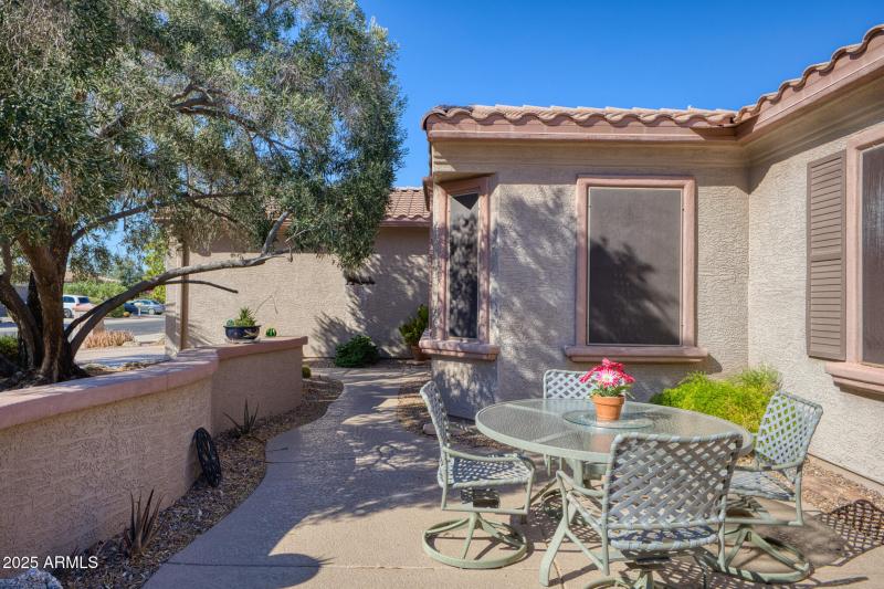 Peaceful Front Courtyard Retreat