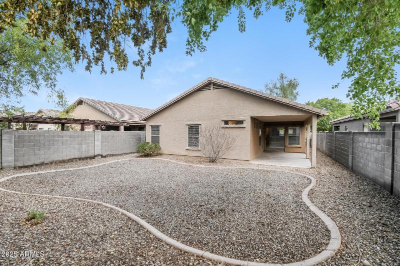 019-photo-rear-view-14732131