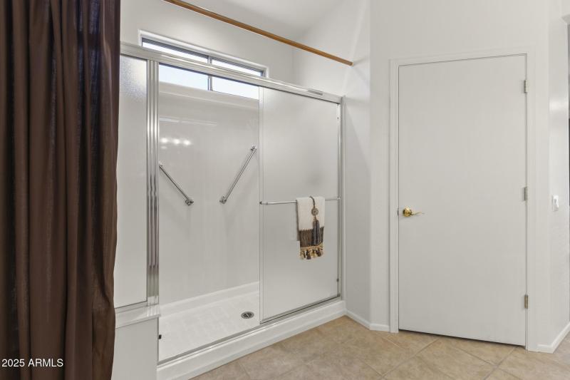 Walk-In Shower & Modern Finishes
