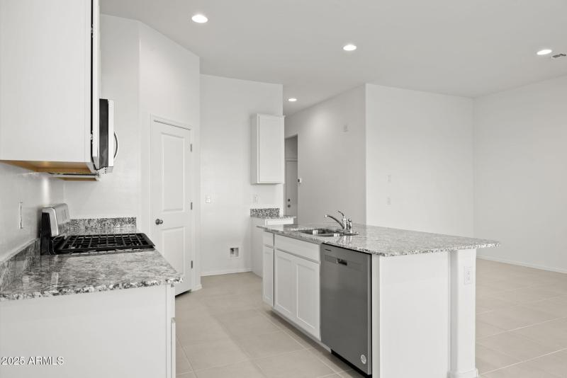 7-web-or-mls-15649-w-smoketree-dr-lot-17