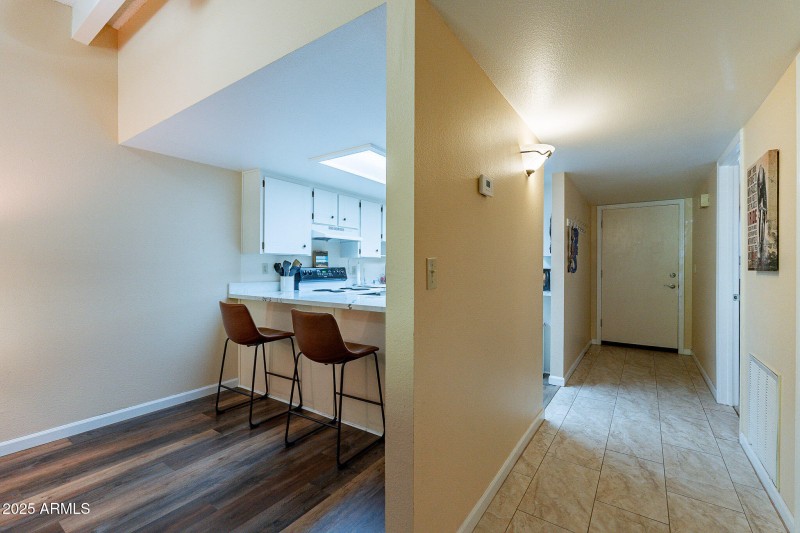 Breakfast Bar/Dining Area