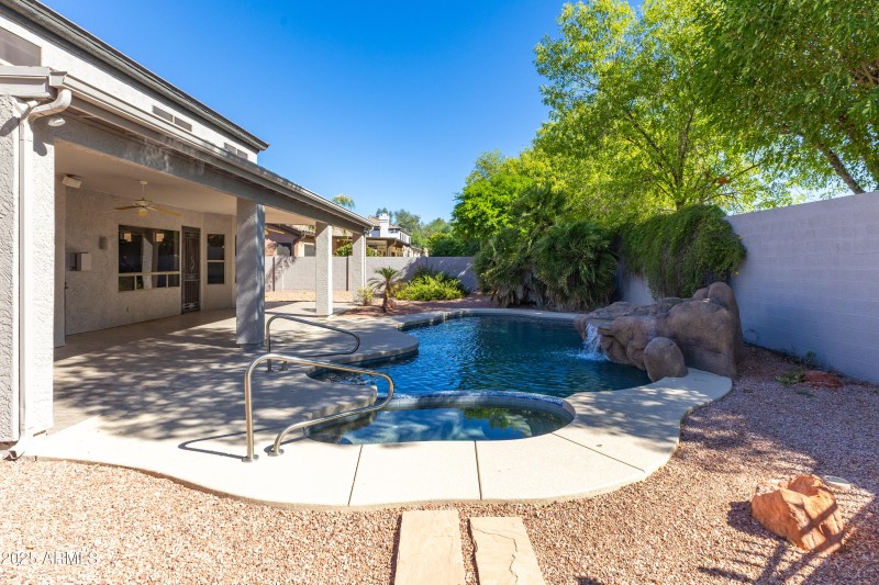 Backyard Pool & Spa Oasis