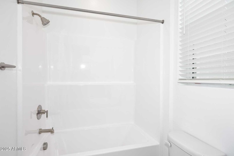 2nd Bedroom-Ensuite Tub