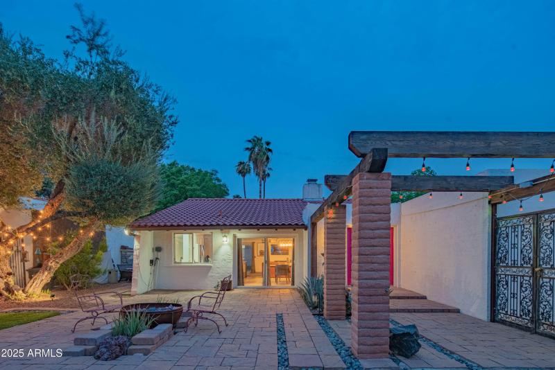 Front Yard/Courtyard