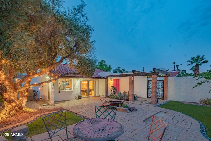 Front Yard/Courtyard