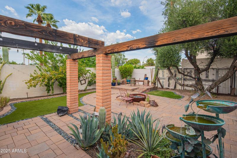 Front Yard/Courtyard