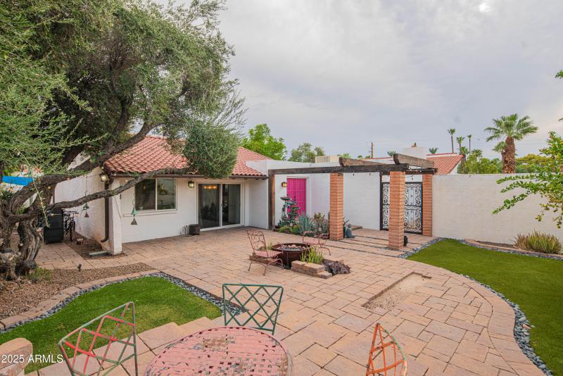 Front Yard/Courtyard