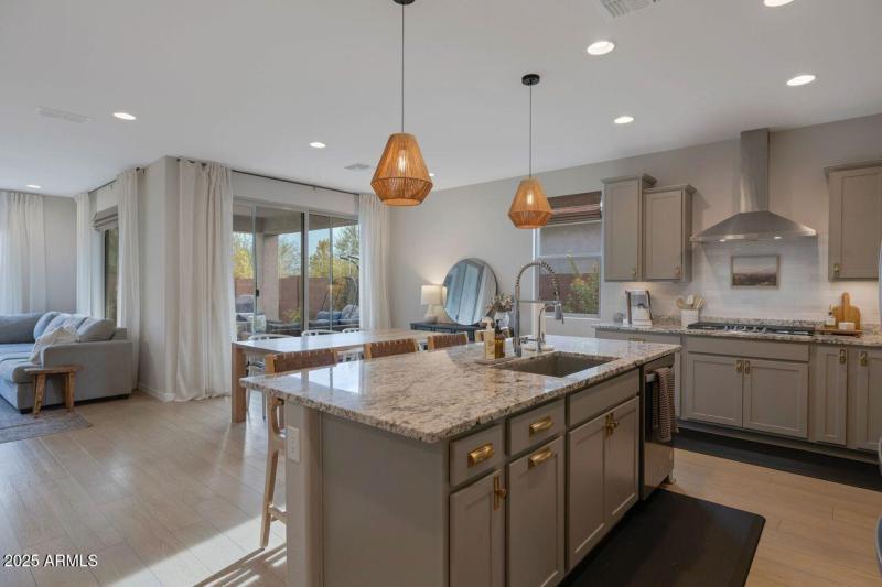 Kitchen & dining area