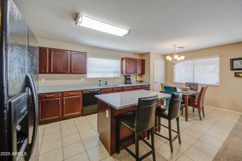 Kitchen w/eat in dining