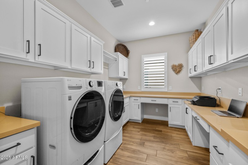 53) LAUNDRY ROOM
