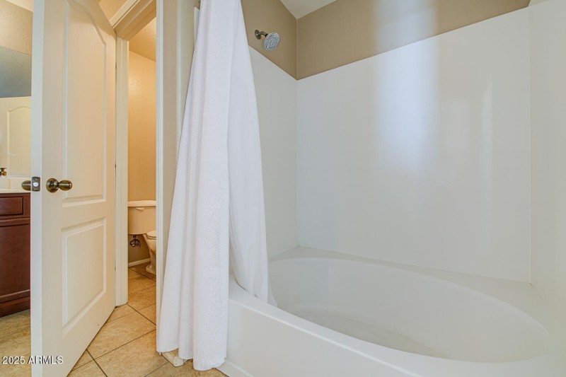 primary bath w/separate toilet room