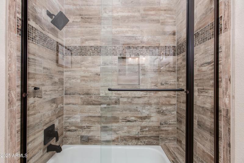 Guest Shower/Tub