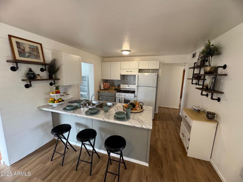 Kitchen with bkfst bar