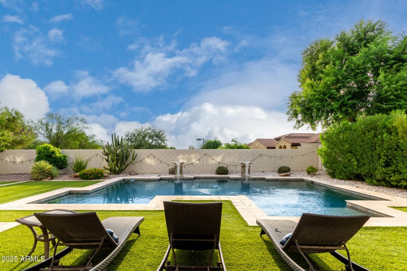 Sparkling Poolw/ water features!