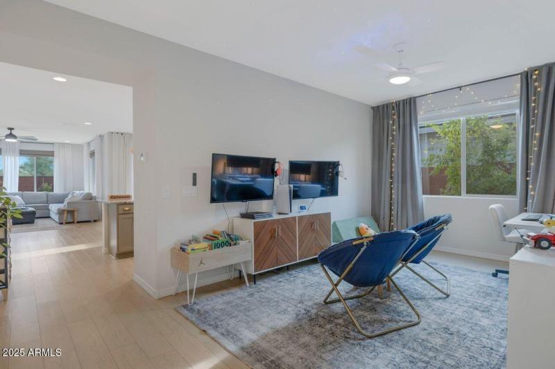 2nd living or dining area