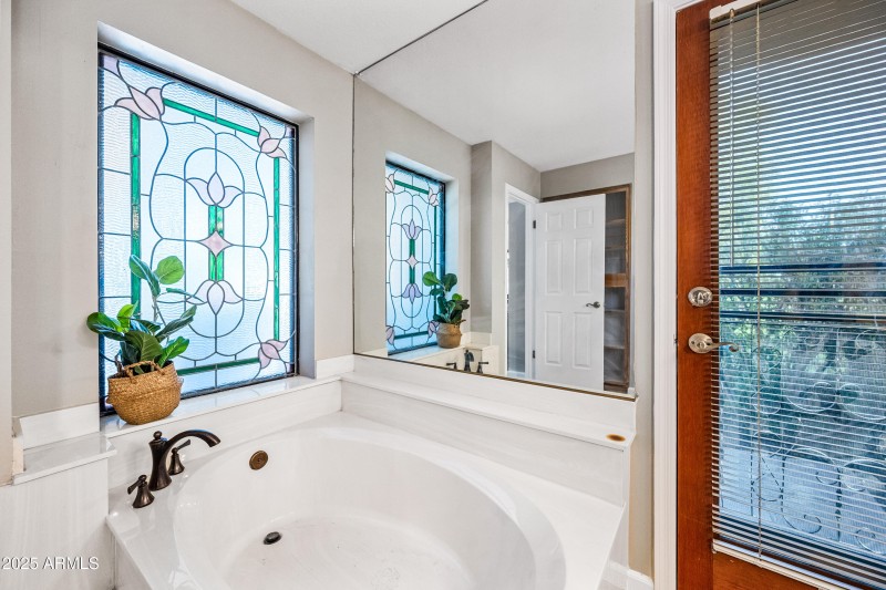 17.4 Master bathroom tub