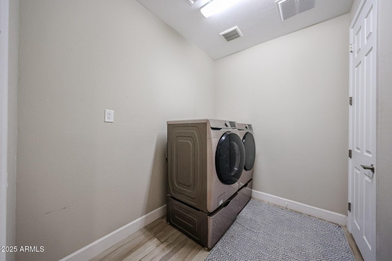 laundry with fridge:freezer plug