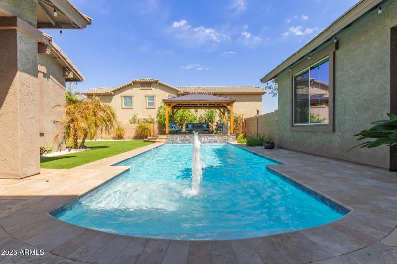 BEAUTIFUL YARD/POOL