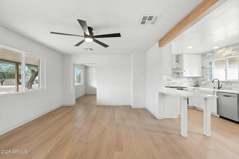 009_Great Room to Kitchen