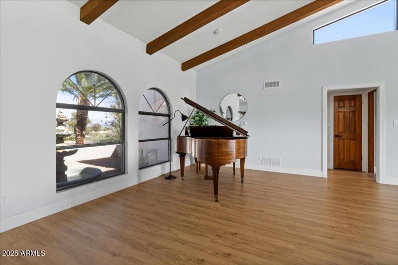 09-Piano room