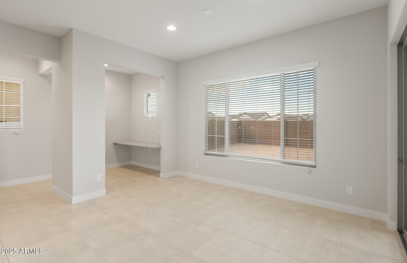 Cafe/Workstation Center